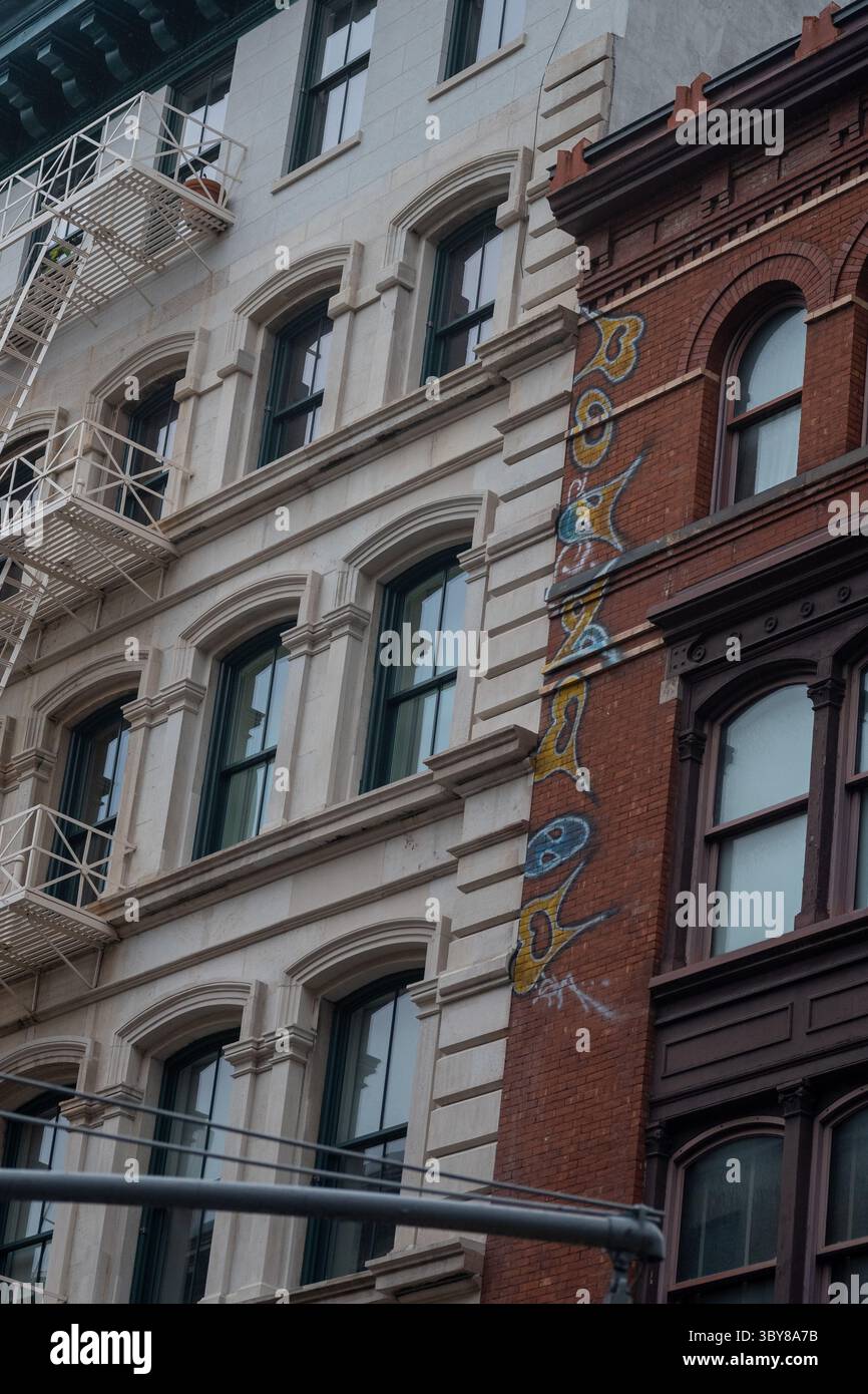 Juxtaposition de l'architecture moderne et traditionnelle dans un paysage urbain Banque D'Images