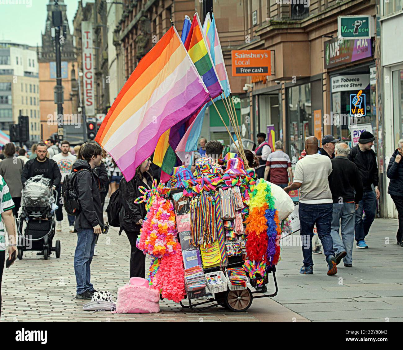 Glasgow, Écosse, Royaume-Uni. 19 juillet 2025. Météo Royaume-Uni : temps nuageux avec la promesse de pluies torrentielles alors que les habitants et les touristes ont apprécié le début du festival de la ville marchande dans le centre-ville . Crédit Gerard Ferry/Alamy Live News Banque D'Images