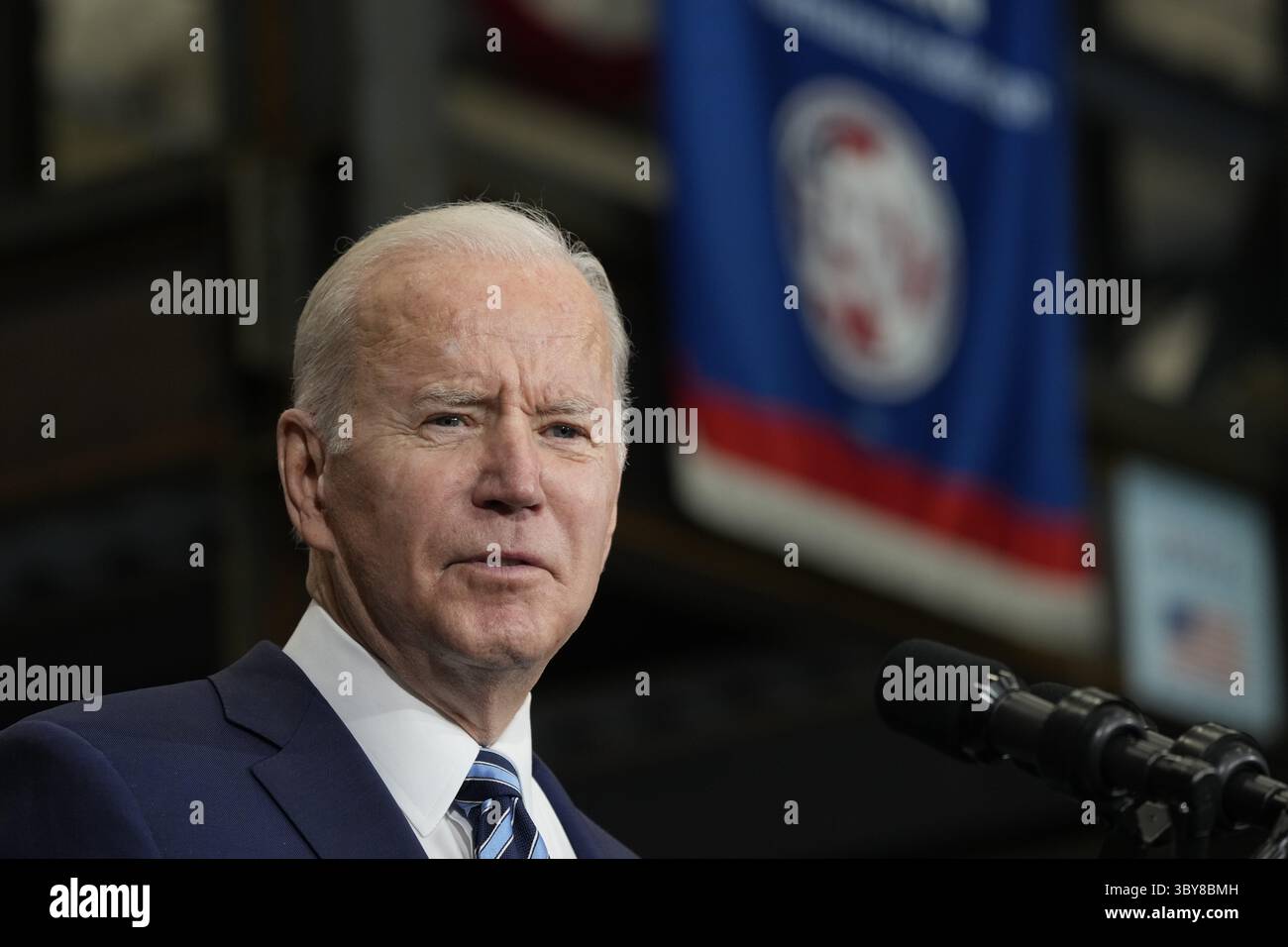 4 février 2022, Upper Marlboro, Maryland, États-Unis : le président des États-Unis Joe Biden prononce un discours et signe un décret exécutif sur les accords de travail du projet, à la section locale 5 des travailleurs de l'acier à Upper Marlboro, Maryland, le vendredi 4 février 2022. La commande est conçue pour améliorer la rapidité, réduire les coûts et augmenter la qualité des projets de construction fédéraux (image de crédit : © Chris Kleponis - Pool via CNP/CNP via ZUMA Press Wire) Banque D'Images