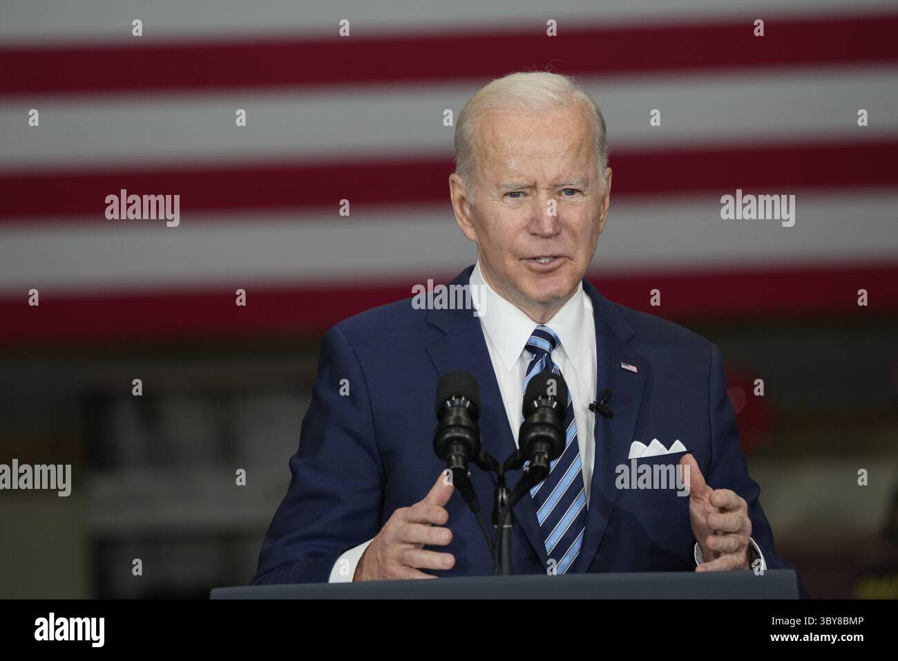 4 février 2022, Upper Marlboro, Maryland, États-Unis : le président des États-Unis Joe Biden prononce un discours et signe un décret exécutif sur les accords de travail du projet, à la section locale 5 des travailleurs de l'acier à Upper Marlboro, Maryland, le vendredi 4 février 2022. La commande est conçue pour améliorer la rapidité, réduire les coûts et augmenter la qualité des projets de construction fédéraux (image de crédit : © Chris Kleponis - Pool via CNP/CNP via ZUMA Press Wire) Banque D'Images