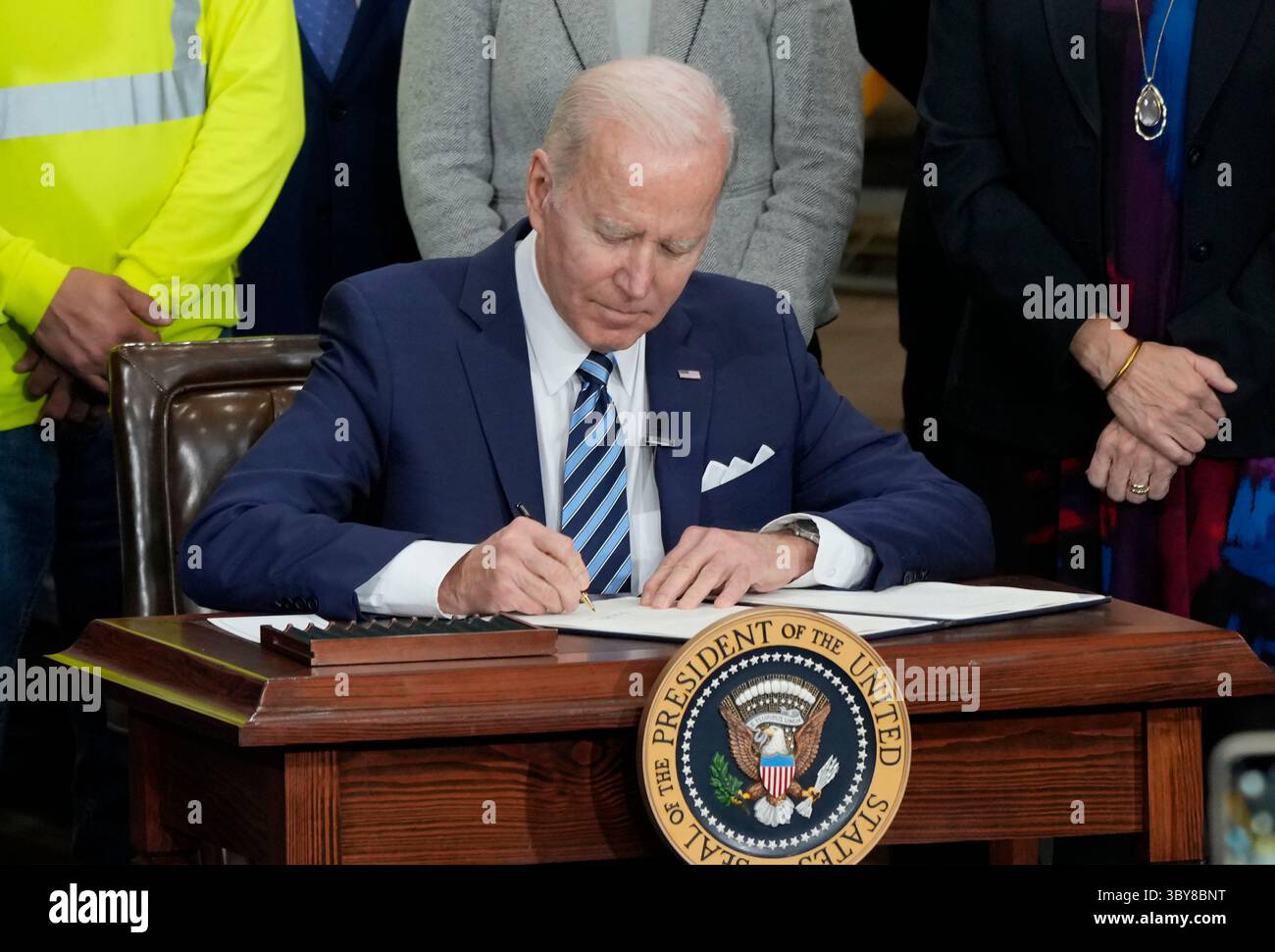 4 février 2022, Upper Marlboro, Maryland, États-Unis : le président des États-Unis Joe Biden signe un décret exécutif sur les accords de travail du projet, à la section locale 5 des travailleurs de l'acier à Upper Marlboro, Maryland, le vendredi 4 février 2022. La commande est conçue pour améliorer la rapidité, réduire les coûts et augmenter la qualité des projets de construction fédéraux (image de crédit : © Chris Kleponis - Pool via CNP/CNP via ZUMA Press Wire) Banque D'Images