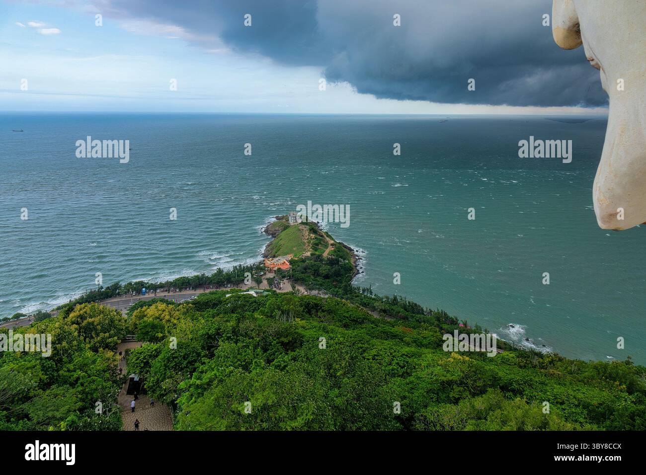 Tempête dans la mer de Vung Tau. Vue de la statue de Jésus sur la montagne Tao Phung, Vung Tau, Vietnam Banque D'Images