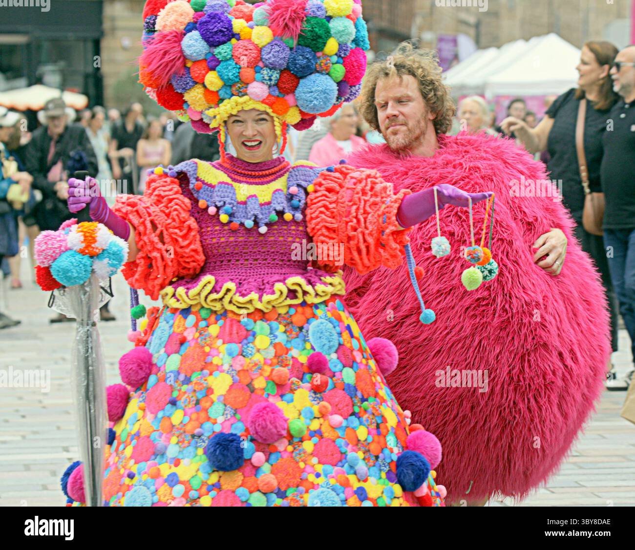 Glasgow, Écosse, Royaume-Uni. 19 juillet 2025. Météo Royaume-Uni : temps nuageux avec la promesse de pluies torrentielles alors que les habitants et les touristes ont apprécié le début du festival de la ville marchande dans le centre-ville . Crédit Gerard Ferry/Alamy Live News Banque D'Images