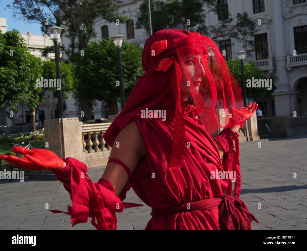 4 février 2022, Lima, Lima, Pérou : une militante de extinction Rebellion, vêtue de rouge, se produit sur une place publique lorsque des dizaines de manifestants se rassemblent une fois de plus dans les rues pour protester contre la récente marée noire qui a causé une catastrophe écologique sur les côtes de Lima et El Callao. Le 15 janvier, plus de 10 000 barils de pétrole ont été déversés dans la mer à la raffinerie de la Pampilla exploitée par Repsol, une compagnie pétrolière espagnole, générant l'une des plus grandes catastrophes écologiques au Pérou. (Crédit image : © Carlos Garcia Granthon/ZUMA Press Wire) Banque D'Images