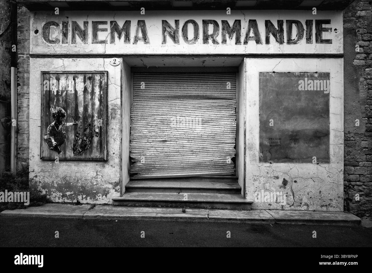Ancien cinéma de Bayeux, abandonné, lieu perdu, Cinéma Normandie, vieille ville, noir et blanc, Bayeux, Normandie, Calvados, France Banque D'Images