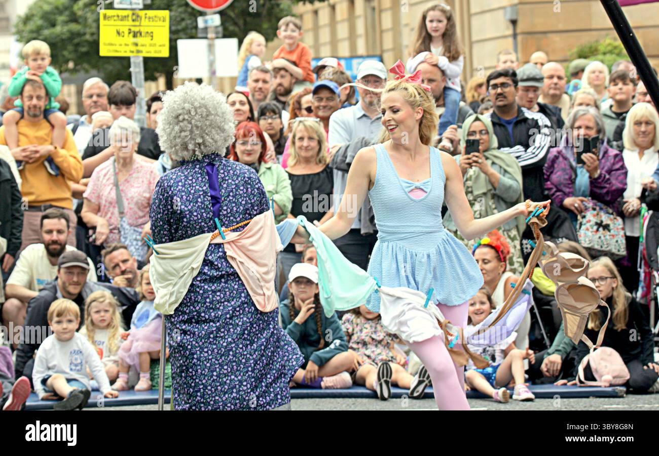 Glasgow, Écosse, Royaume-Uni. 19 juillet 2025. Météo Royaume-Uni : temps nuageux avec la promesse de pluies torrentielles alors que les habitants et les touristes ont apprécié le début du festival de la ville marchande dans le centre-ville . Crédit Gerard Ferry/Alamy Live News Banque D'Images
