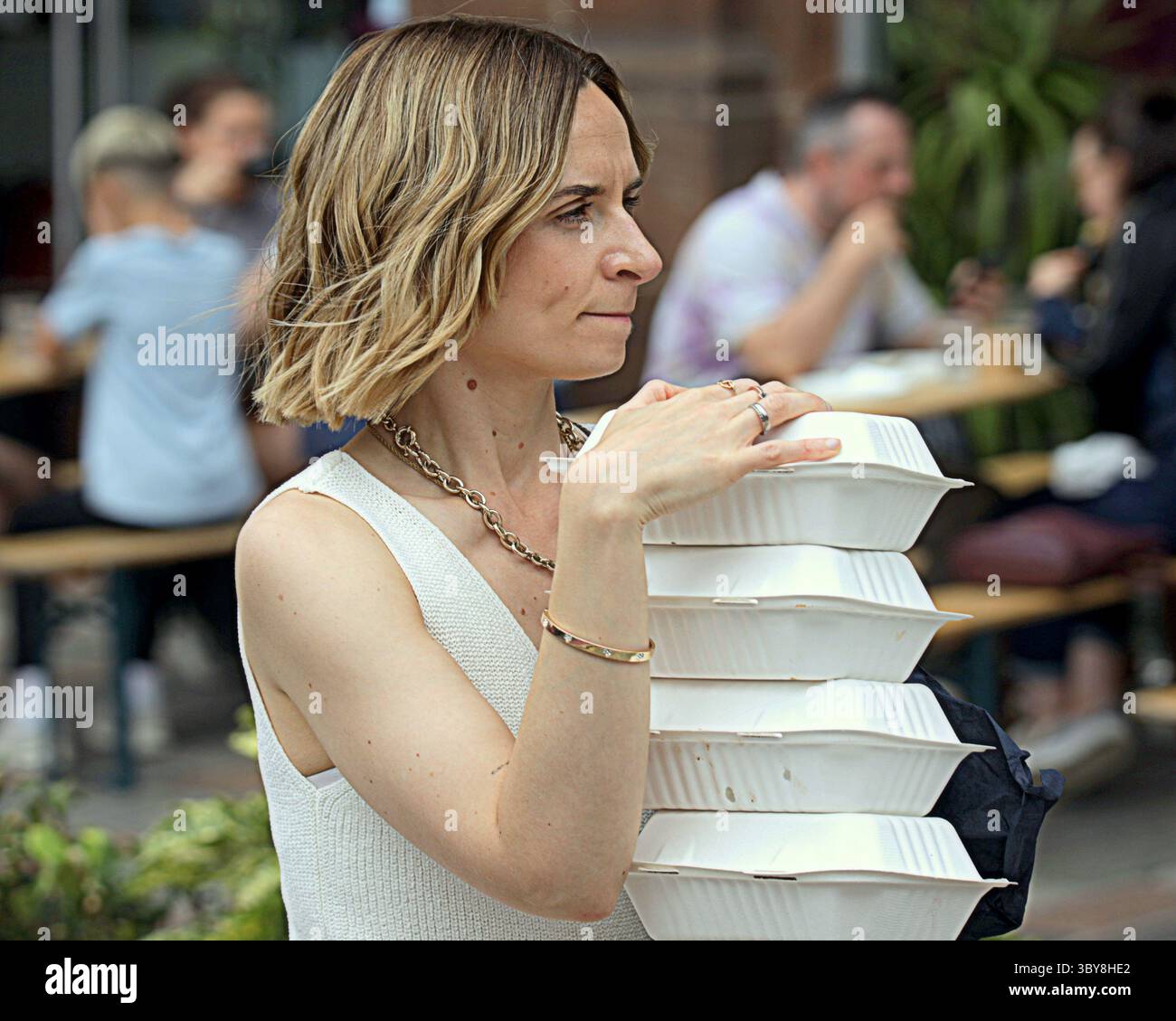 Glasgow, Écosse, Royaume-Uni. 19 juillet 2025. Météo Royaume-Uni : temps nuageux avec la promesse de pluies torrentielles alors que les habitants et les touristes ont apprécié le début du festival de la ville marchande dans le centre-ville . Crédit Gerard Ferry/Alamy Live News Banque D'Images