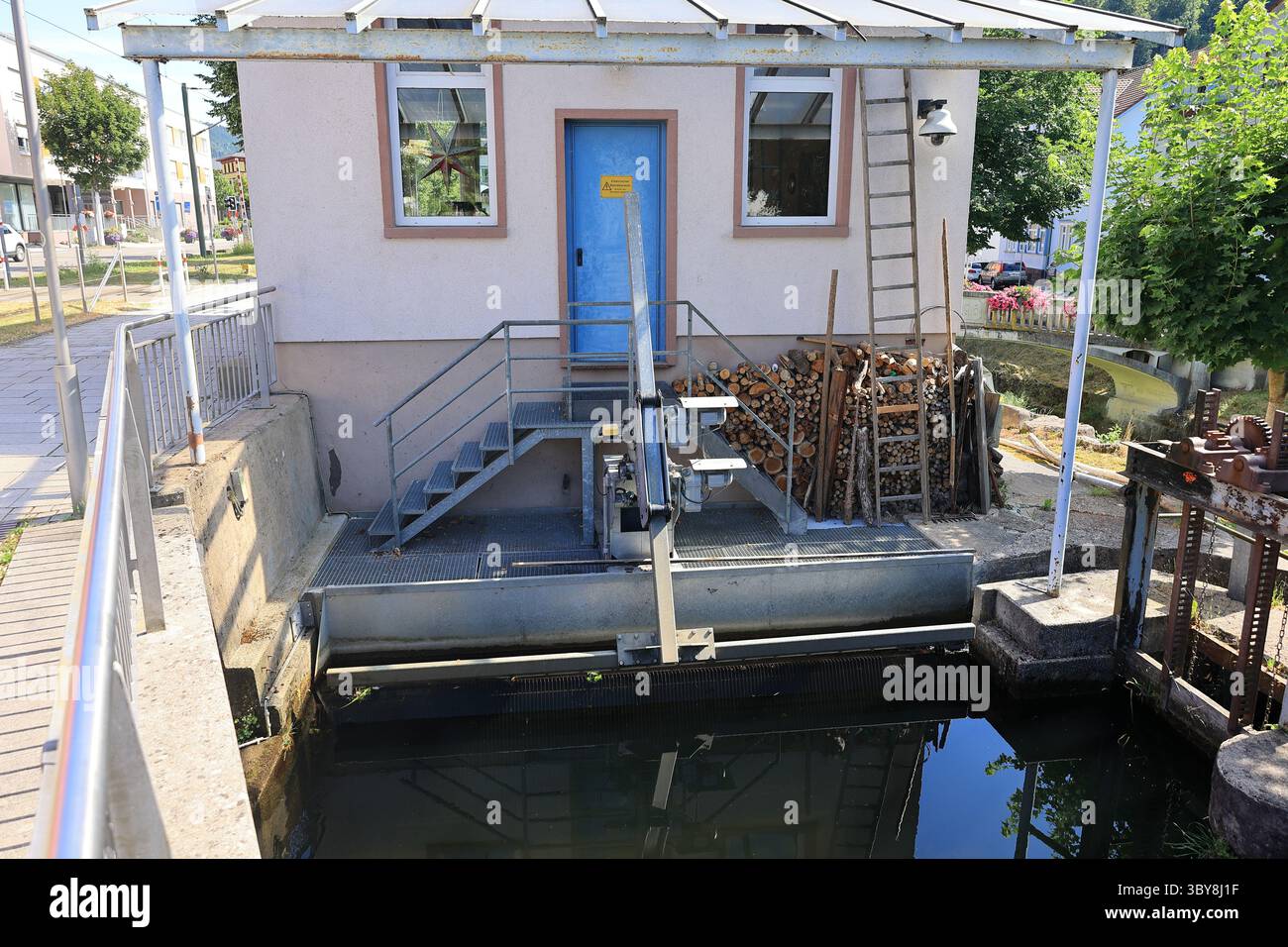 Weir sur le Great Enz à Bad Wildbad Banque D'Images