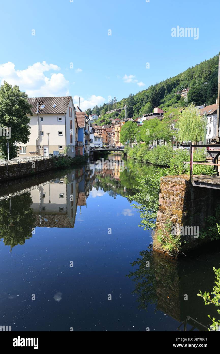 Les bâtiments se reflètent dans le grand Enz à Bad Wildbad Banque D'Images