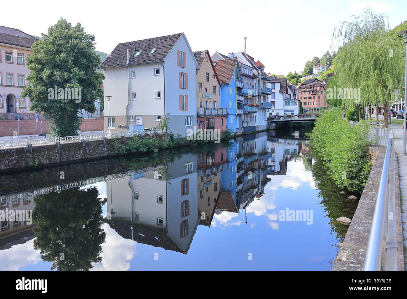 Les bâtiments se reflètent dans le grand Enz à Bad Wildbad Banque D'Images