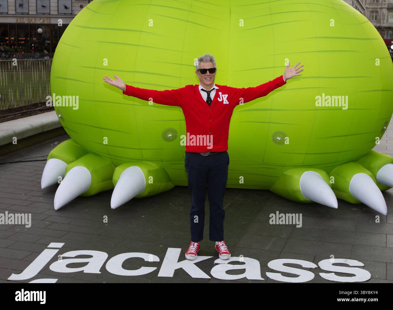 5 février 2022, Londres, Angleterre, Royaume-Uni : JOHNNY KNOXVILLE devant un dinosaure géant en forme de phallus vert à Leicester Square en promotion pour le film 'Jackass Forever'. (Crédit image : © Tayfun Salci/ZUMA Press Wire) Banque D'Images