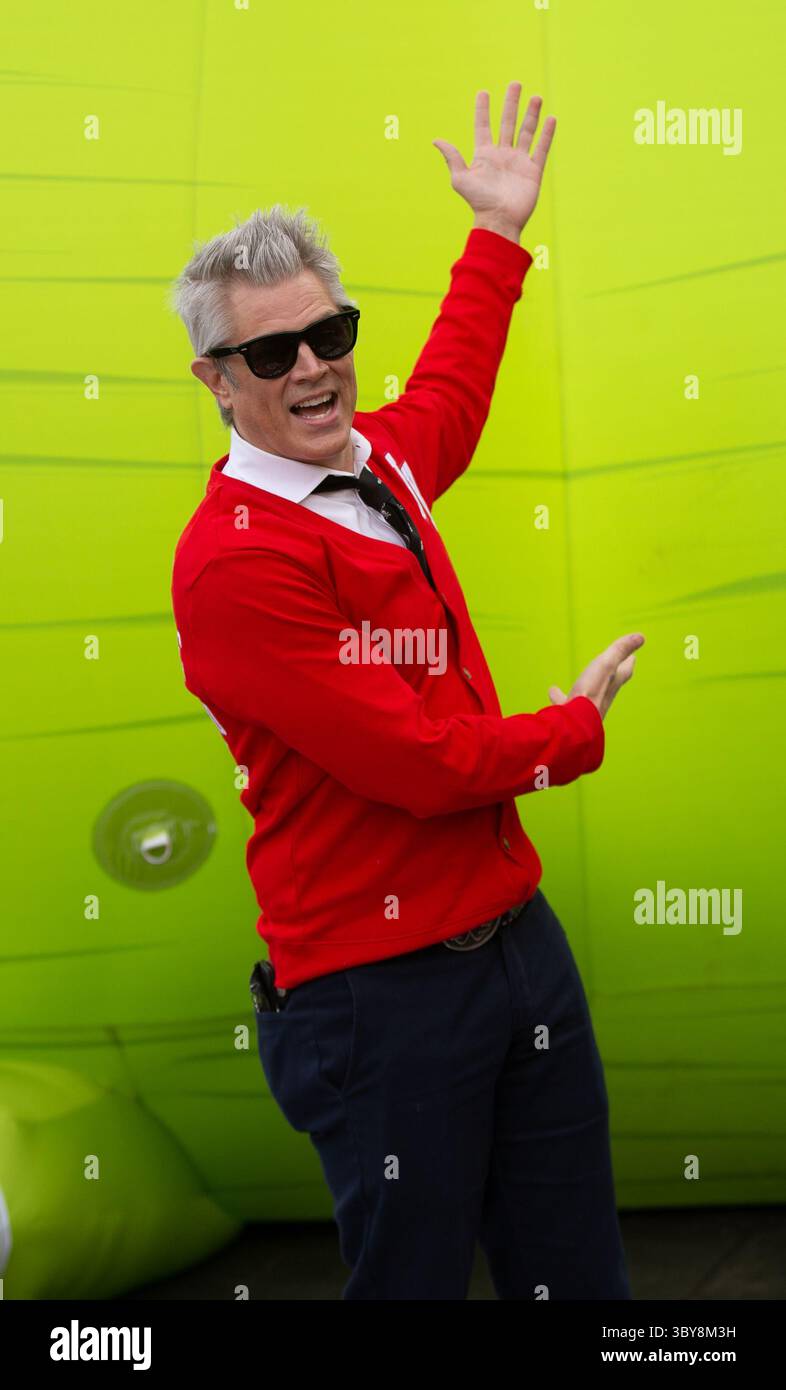 5 février 2022, Londres, Angleterre, Royaume-Uni : JOHNNY KNOXVILLE pose pour les photographes devant un dinosaure géant en forme de phallus vert à Leicester Square en promotion pour le film Jackass Forever. (Crédit image : © Tayfun Salci/ZUMA Press Wire) Banque D'Images