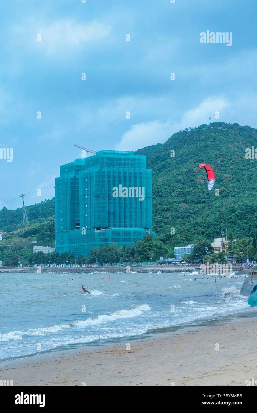 Parapente et planche à voile sur la plage de Vung Tau, un sport très attrayant, aimé par beaucoup de gens, Vung Tau, Vietnam Banque D'Images