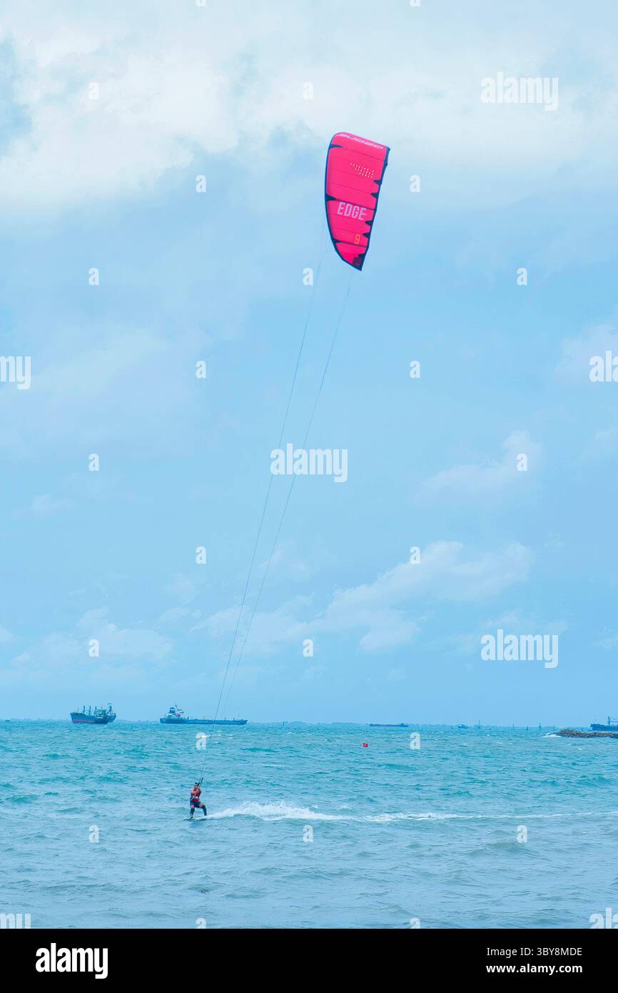 Parapente et planche à voile sur la plage de Vung Tau, un sport très attrayant, aimé par beaucoup de gens, Vung Tau, Vietnam Banque D'Images