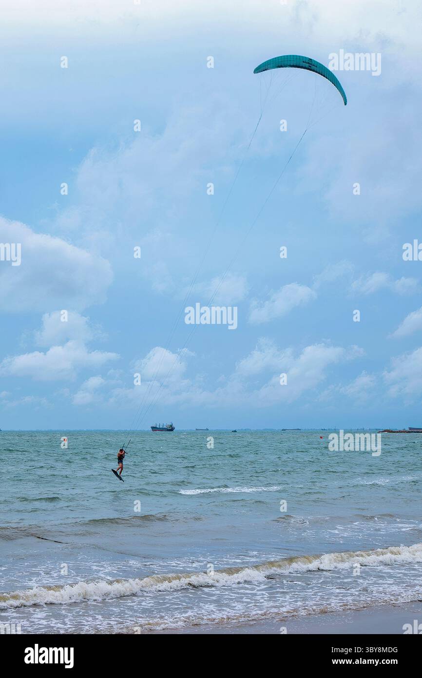 Parapente et planche à voile sur la plage de Vung Tau, un sport très attrayant, aimé par beaucoup de gens, Vung Tau, Vietnam Banque D'Images