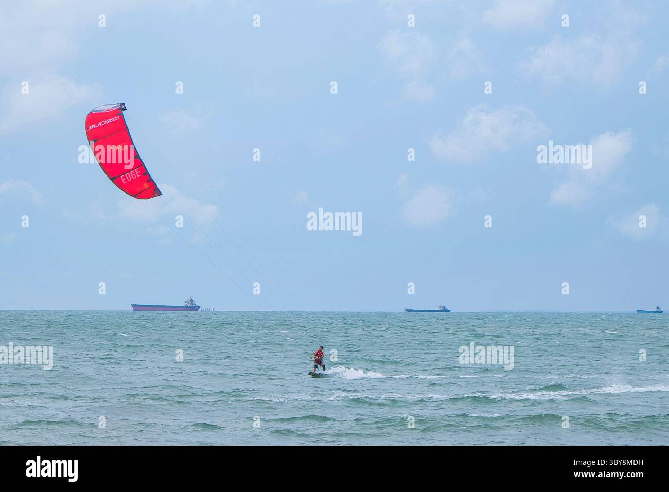 Parapente et planche à voile sur la plage de Vung Tau, un sport très attrayant, aimé par beaucoup de gens, Vung Tau, Vietnam Banque D'Images