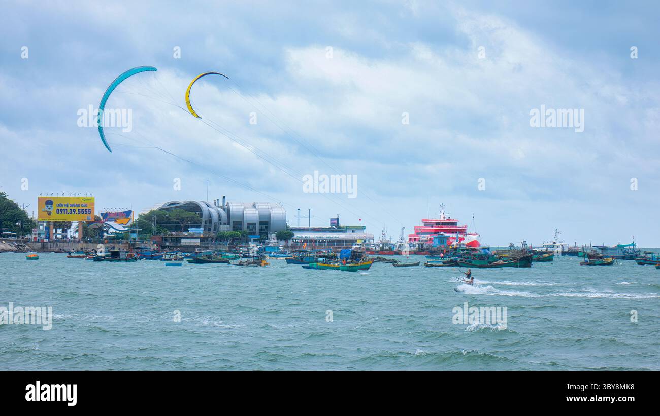 Parapente et planche à voile sur la plage de Vung Tau, un sport très attrayant, aimé par beaucoup de gens, Vung Tau, Vietnam Banque D'Images