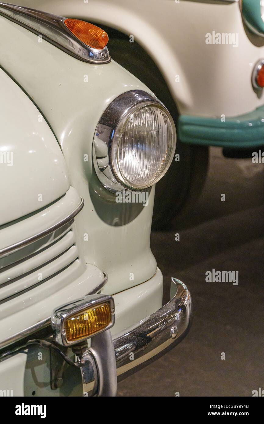 Voiture vintage blanche avec phares ronds et clignotant orange, Einbeck, Allemagne Banque D'Images
