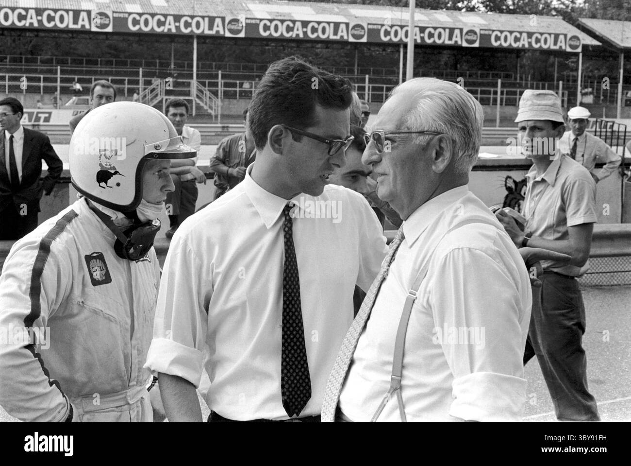 10 septembre 1967 - Monza, Italie - (de gauche à droite) CHRIS AMON (NZL) Ferrari 312 ; MAURO FORGHIERI - ingénieur en chef chez Ferrari et fondateur et propriétaire de Ferrari ENZO FERRARI au Grand Prix d'Italie, Monza 10 septembre 1967. (Crédit image : © Sutton Motorsports/ZUMA Press Wire) Banque D'Images