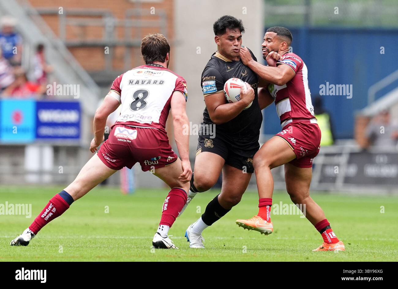 Herman ESE'ESE du Hull FC (au centre) est attaqué par Kruise Leeming des Warriors (à droite) et Ethan Havard (à gauche), lors du match de la Super ligue Betfred au Brick Community Stadium de Wigan. Date de la photo : samedi 19 juillet 2025. Banque D'Images