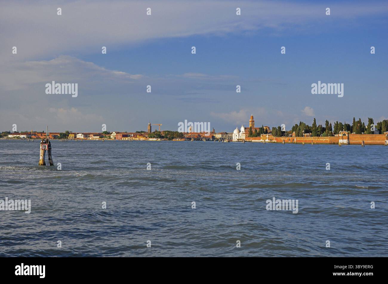 Vue panoramique sur la lagune de Venise avec des bâtiments à l'horizon, au coucher du soleil dans le centre-ville de Venise, la ville marine historique et étonnante. Locat Banque D'Images