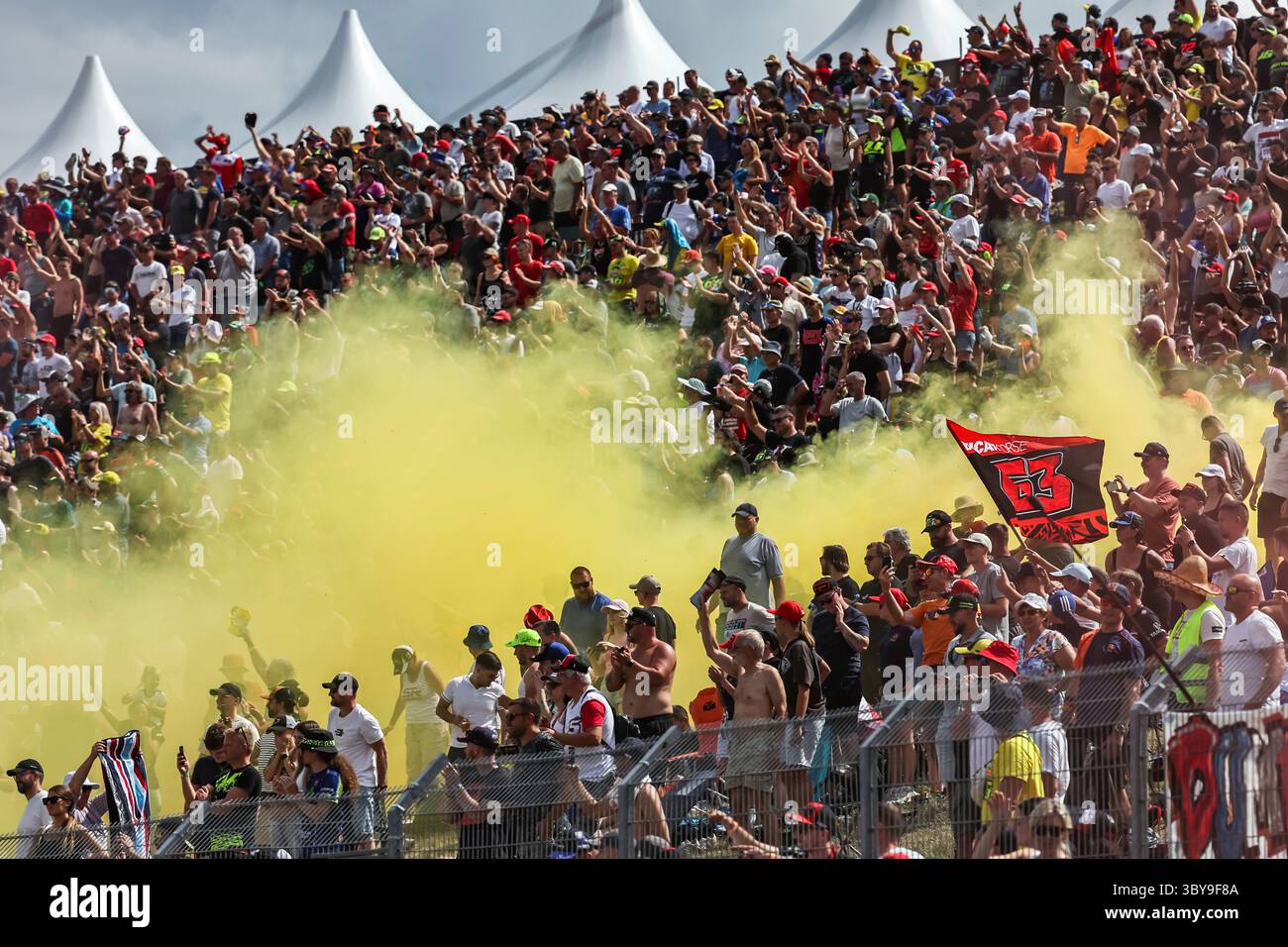 BRNO, CZECH REPUBLIC - JULY 19: Fans at the hill stand during the MotoGP Sprint of the Tissot Grand Prix of Czechia on July 19, 2025 held at Automotodrom Brno in Brno, Czech Republic.(Photo by Hazrin Yeob Men Shah/Icon Sportswire) (Icon Sportswire via AP Images) Banque D'Images