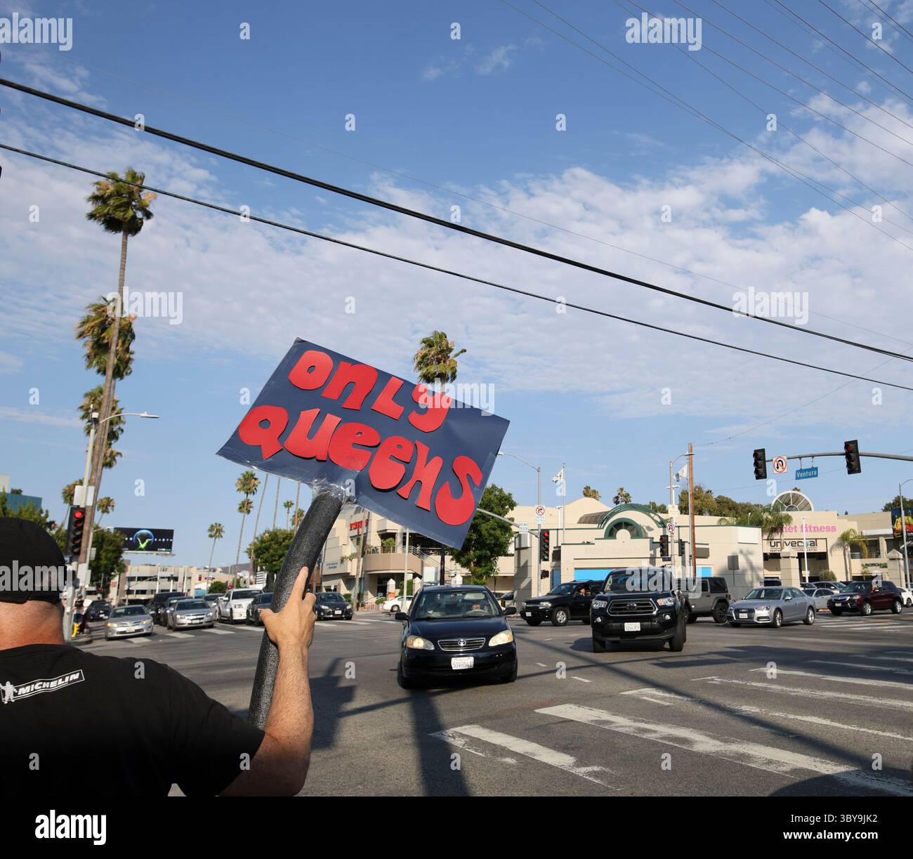 Une manifestation « Good trouble Thursday » à l’intersection de Ventura Boulevard et Laurel Canyon Boulevard à Studio City, Calif, le 17 juillet 2025. Banque D'Images