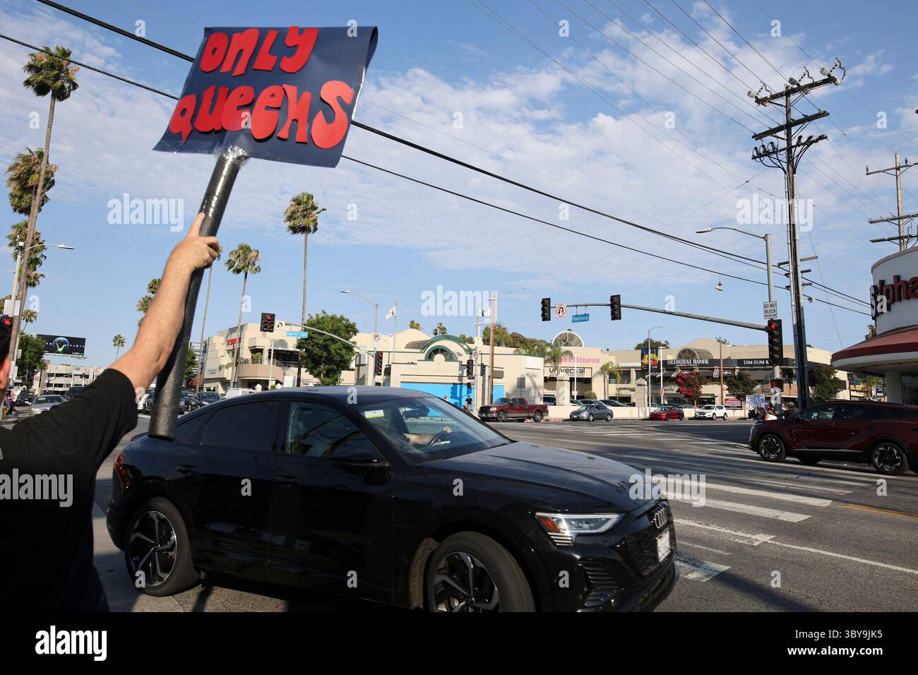 Une manifestation « Good trouble Thursday » à l’intersection de Ventura Boulevard et Laurel Canyon Boulevard à Studio City, Calif, le 17 juillet 2025. Banque D'Images