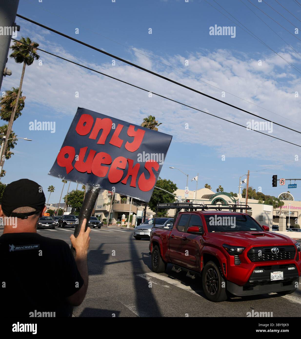 Une manifestation « Good trouble Thursday » à l’intersection de Ventura Boulevard et Laurel Canyon Boulevard à Studio City, Calif, le 17 juillet 2025. Banque D'Images
