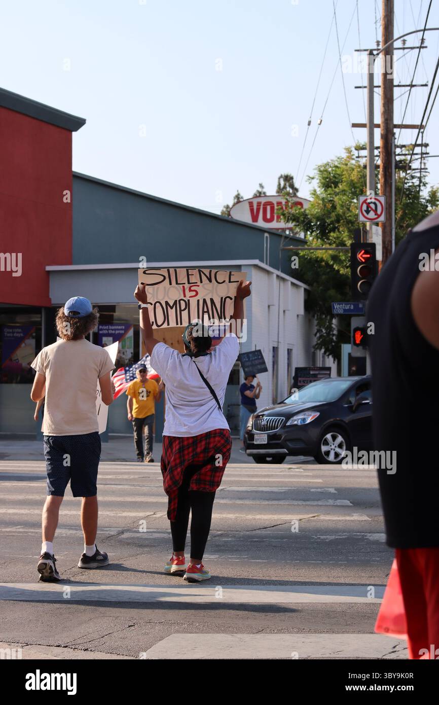 Une manifestation « Good trouble Thursday » à l’intersection de Ventura Boulevard et Laurel Canyon Boulevard à Studio City, Calif, le 17 juillet 2025. Banque D'Images
