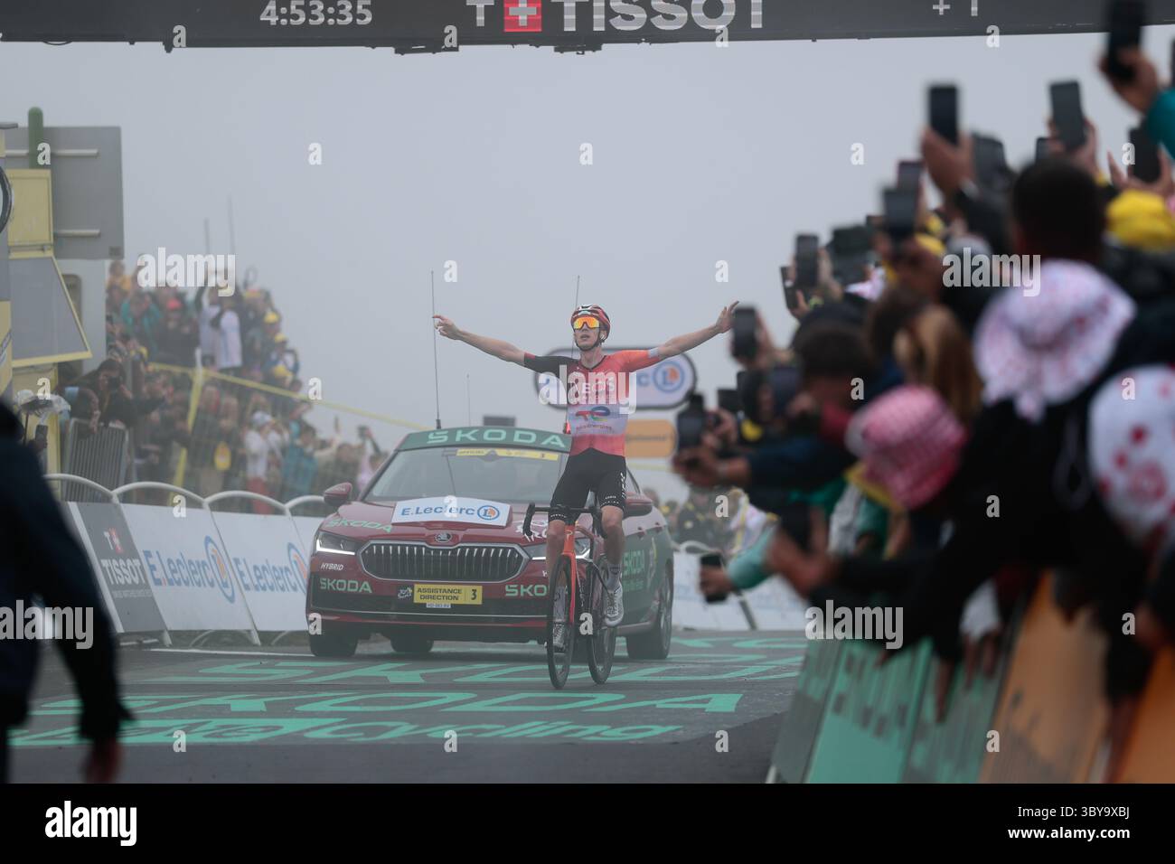France. 19 juillet 2025. Tour de France 2025, étape 14, de Pau à Luchon - Superbagneres. Thymen Arensman pour Ineos Grenadiers remporte l'étape. Crédit : Peter Goding/Alamy Live News Banque D'Images