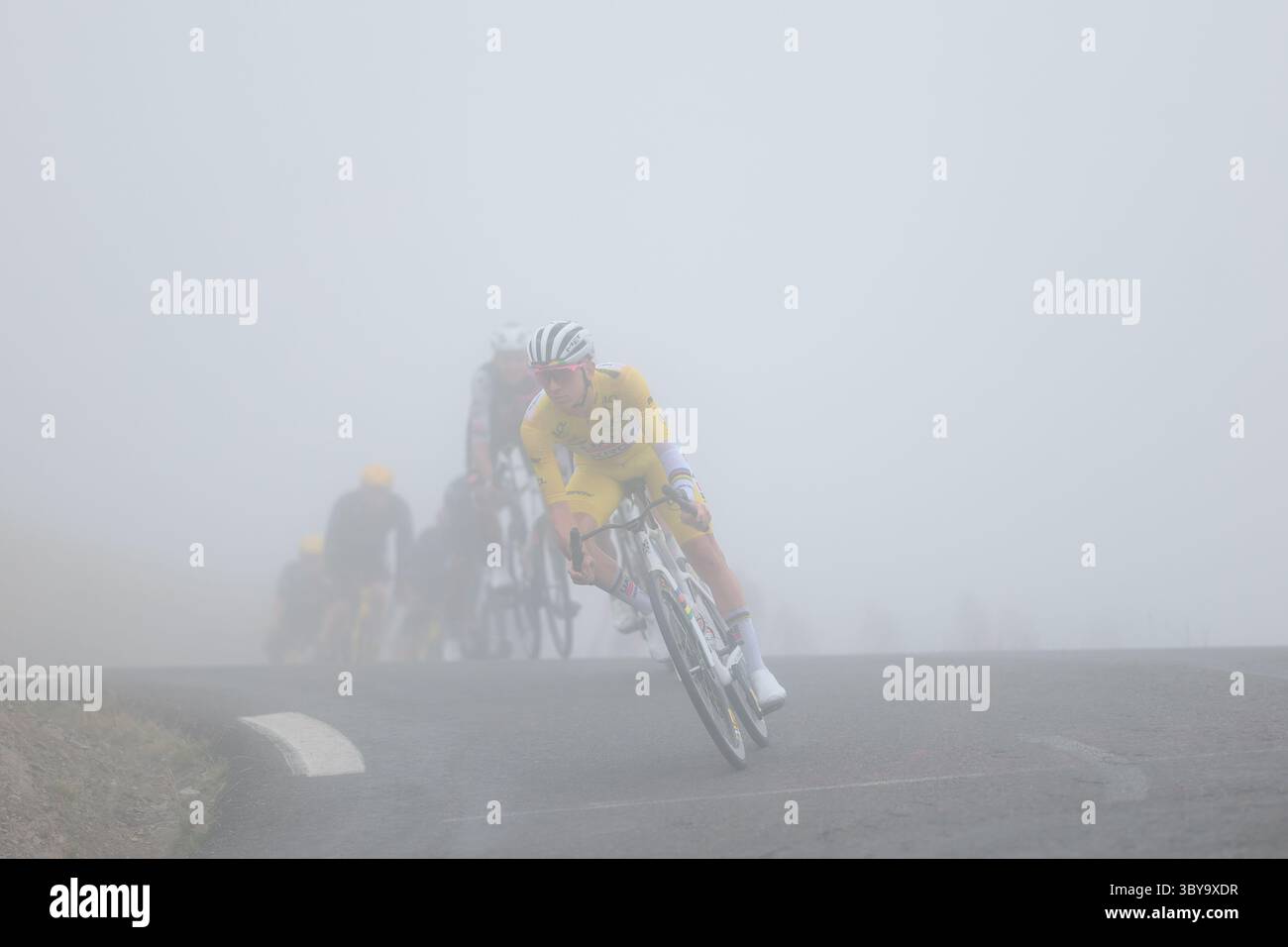 France. 19 juillet 2025. Tour de France 2025, étape 14, de Pau à Luchon - Superbagneres. Tadej Pogacar pour l'équipe UAE Emirates XRG pendant l'étape] crédit : Peter Goding/Alamy Live News Banque D'Images