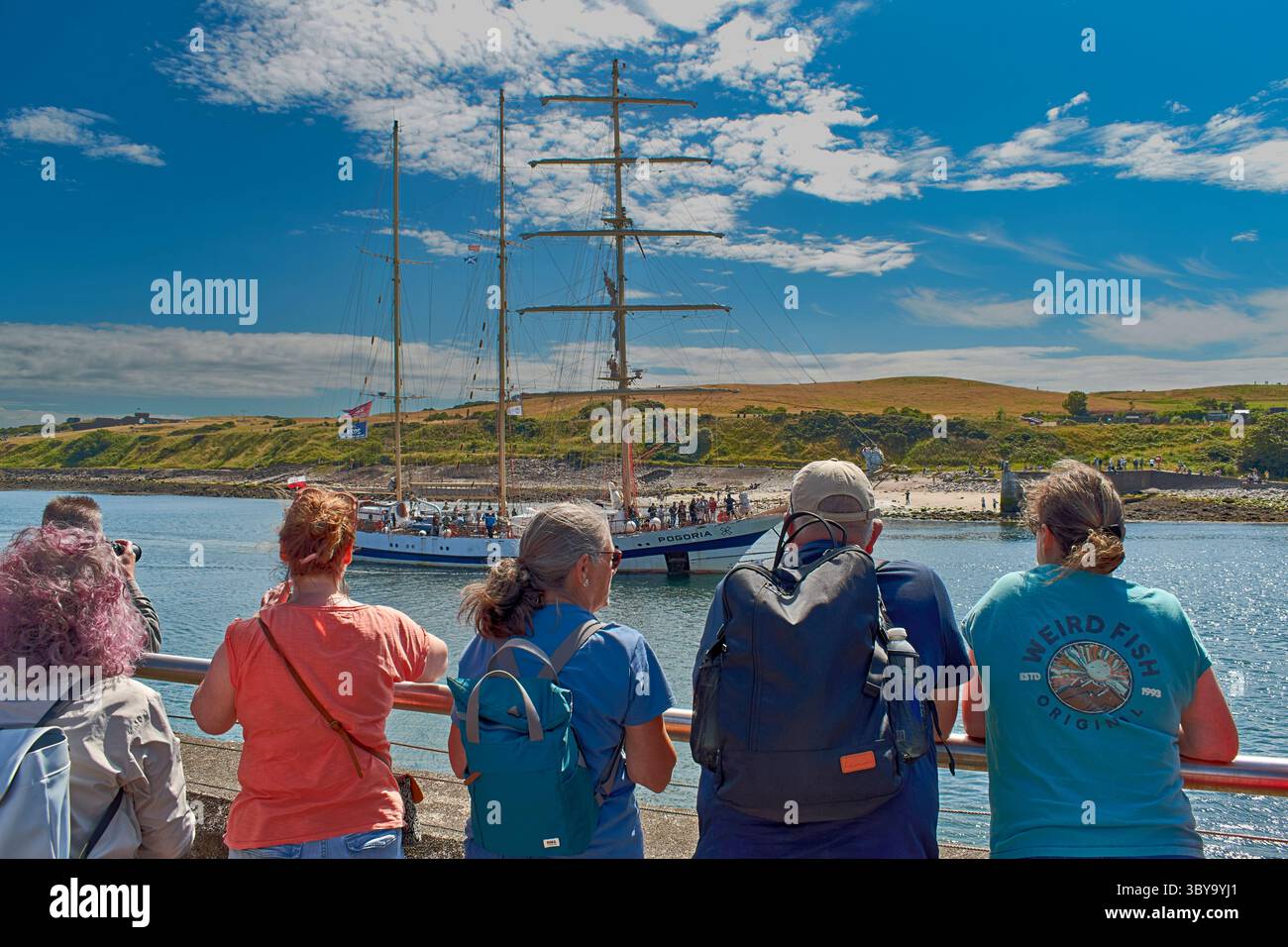 Les grands voiliers Aberdeen Harbour Scotland les gens regardent le navire Pogoria entrer dans la zone portuaire juillet 2025 Banque D'Images