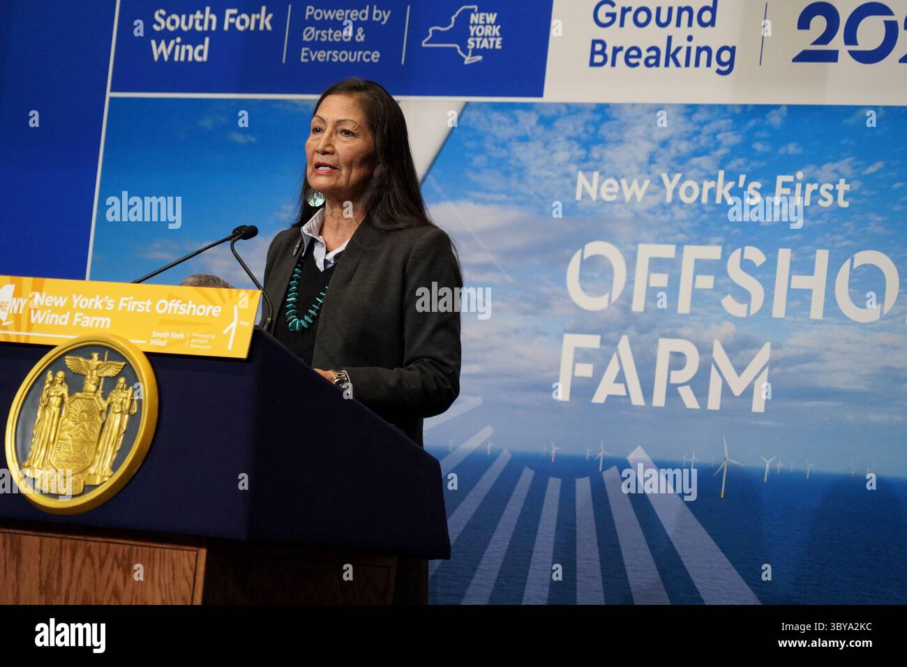 11 février 2022, Wainscott, NY, États-Unis : le secrétaire à l'intérieur DES ÉTATS-UNIS DEB HAALAND a prononcé un discours lors de l'inauguration du projet éolien de South Fork à Wainscott, NY.11 février 2022. (Crédit image : © Sonia Moskowitz Gordon/ZUMA Press Wire) Banque D'Images