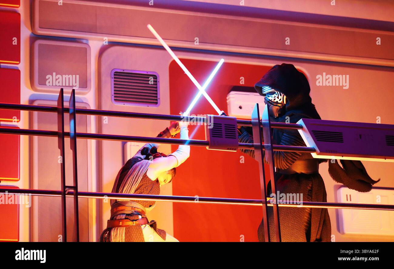 22 février 2022, Lake Buena Vista, FL - Floride, États-Unis : Rey combat Kylo Ren dans le cadre de l'avant-première médiatique de Star Wars Galactic Starcruiser Experience à Walt Disney World le 22 février 2022. (Crédit image : © Ricardo Ramirez Buxeda/Orlando Sentinel/TNS via ZUMA Press Wire) Banque D'Images