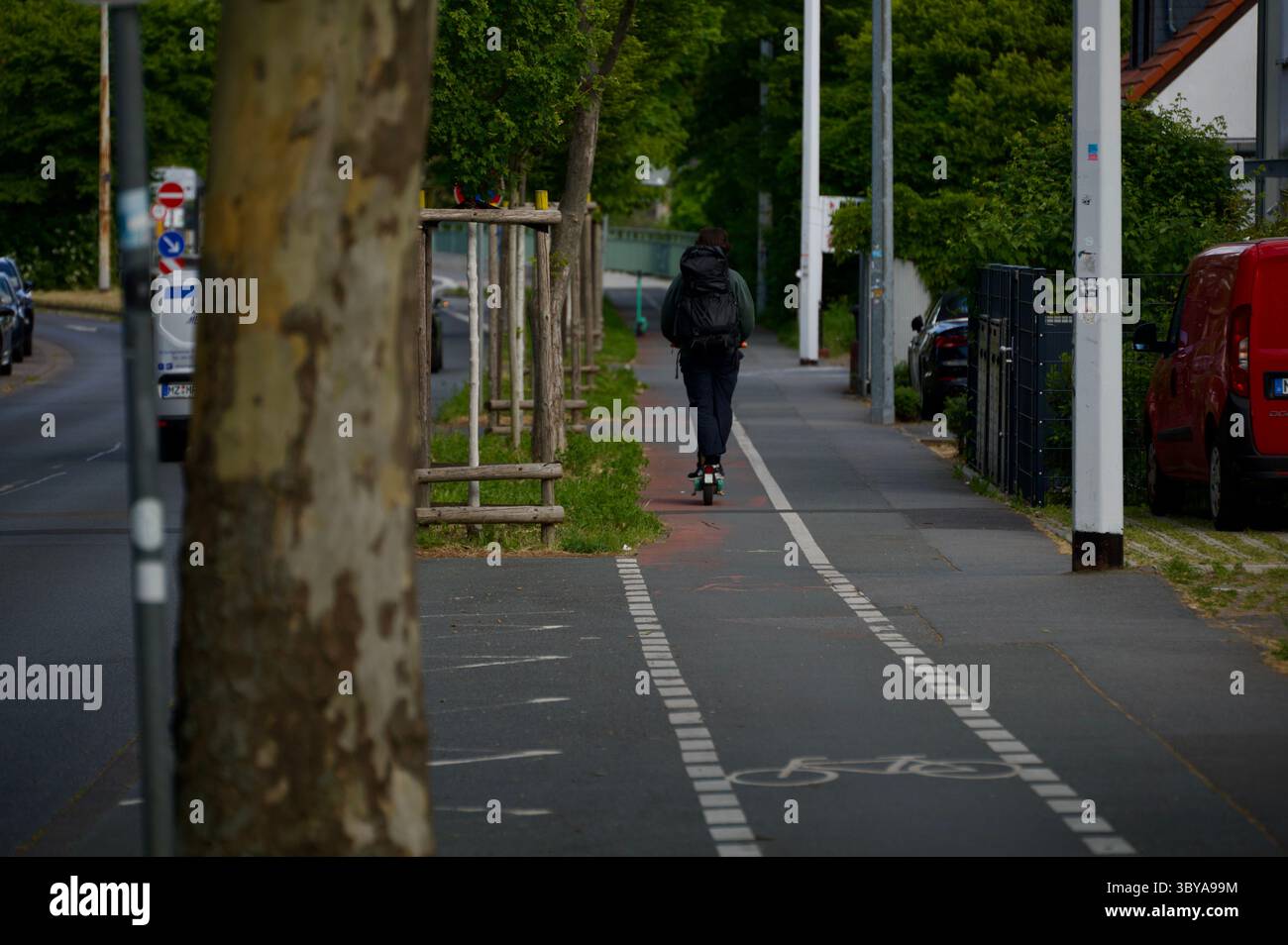 Mayence, Allemagne de l'Ouest. 09 mai 2025. Conducteur de scooter. Banque D'Images