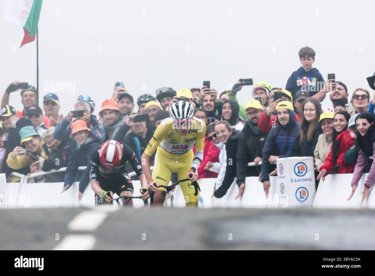 Pogacar surpasse Vingegaard à l'arrivée sur une étape brumeuse des Superbagneres 14 Tour de France 2025 Banque D'Images