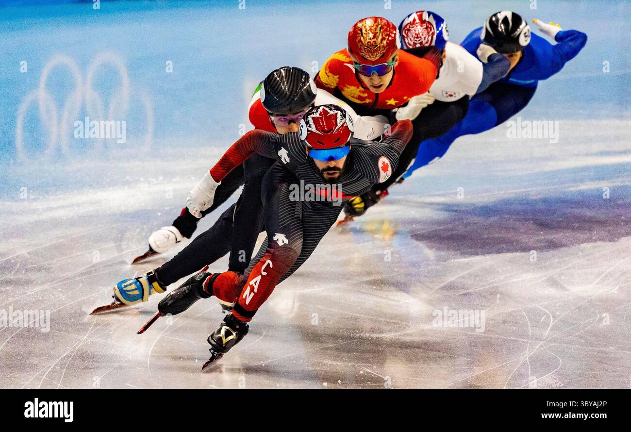 13 février 2022, Pékin, Chine : Steven DUBOIS mène le peloton de la demi-finale 2 du 500 m masculin, patinage de vitesse sur courte piste olympique au Capital Indoor Stadium. (Crédit image : © Daniel A. Anderson/ZUMA Press Wire) Banque D'Images