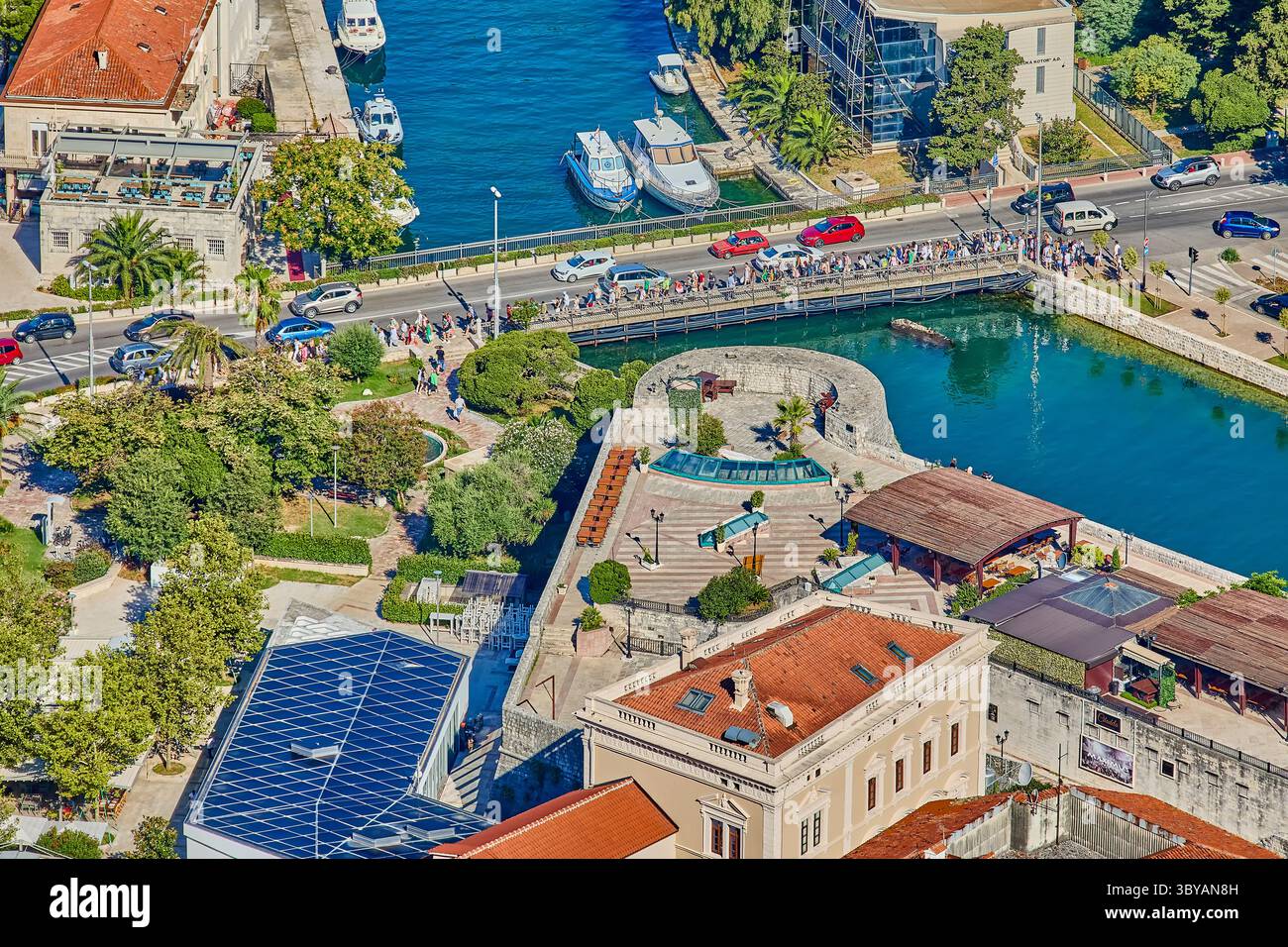 Vue en angle élevé du mur fortifié entourant le canton de Kotor avec le pont de baie de passage, Kotor, Monténégro, Europe Banque D'Images Vue en angle élevé du mur fortifié entourant le canton de Kotor avec le pont de baie de passage, Kotor, Monténégro, Europe Banque D'Images