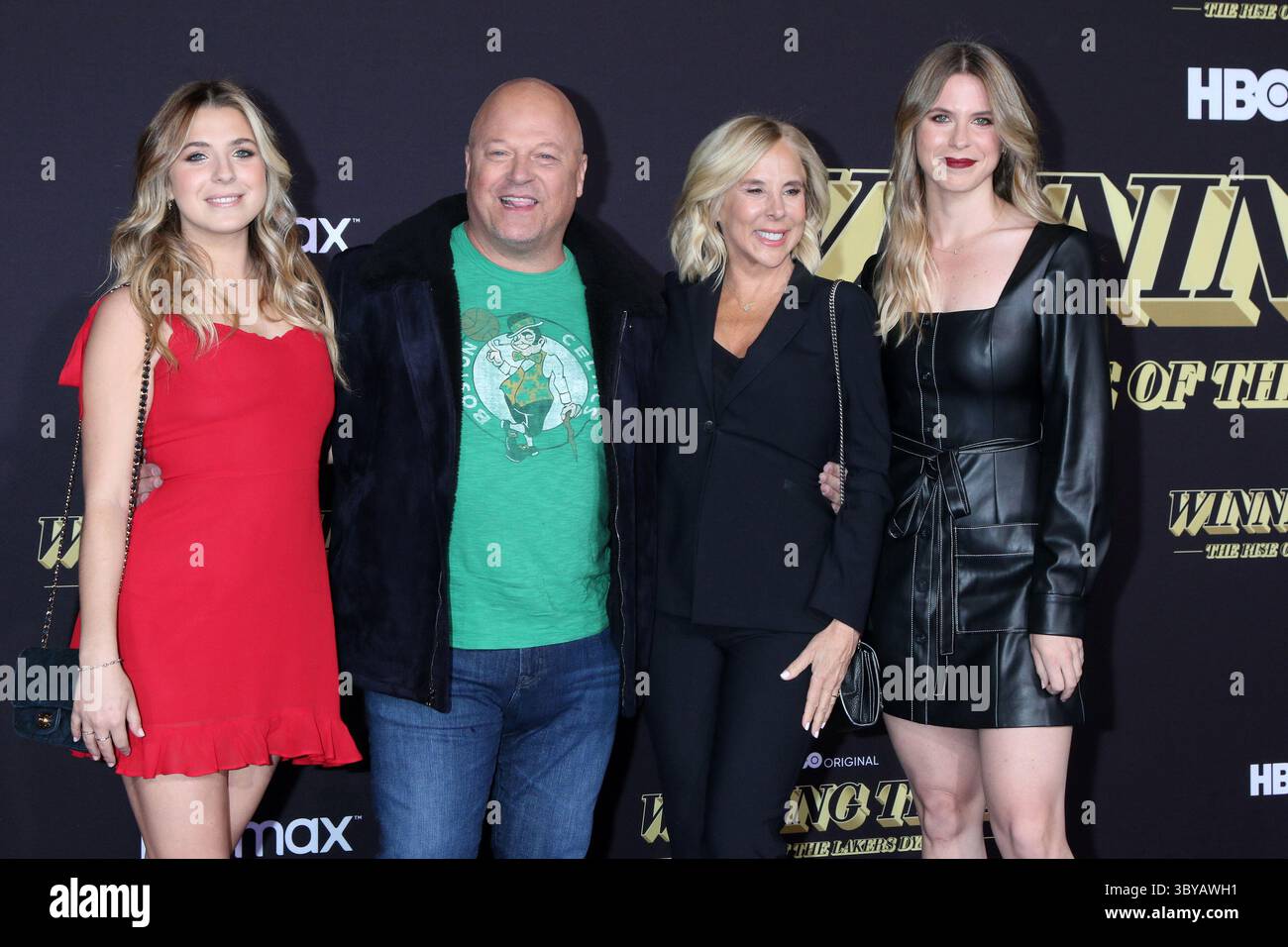 2 mars 2022, Los Angeles, CA, États-Unis : LOS ANGELES - Mar 2 : Autumn Chiklis, Michael Chiklis, Michelle Chiklis, Odessa Chiklis at the Winning Time - The Rise of the Lakers Dynasty LA première à Ace Hotel le 2 mars 2022 à Los Angeles, CA (crédit image : © Kathy Hutchins via ZUMA Press Wire) Banque D'Images