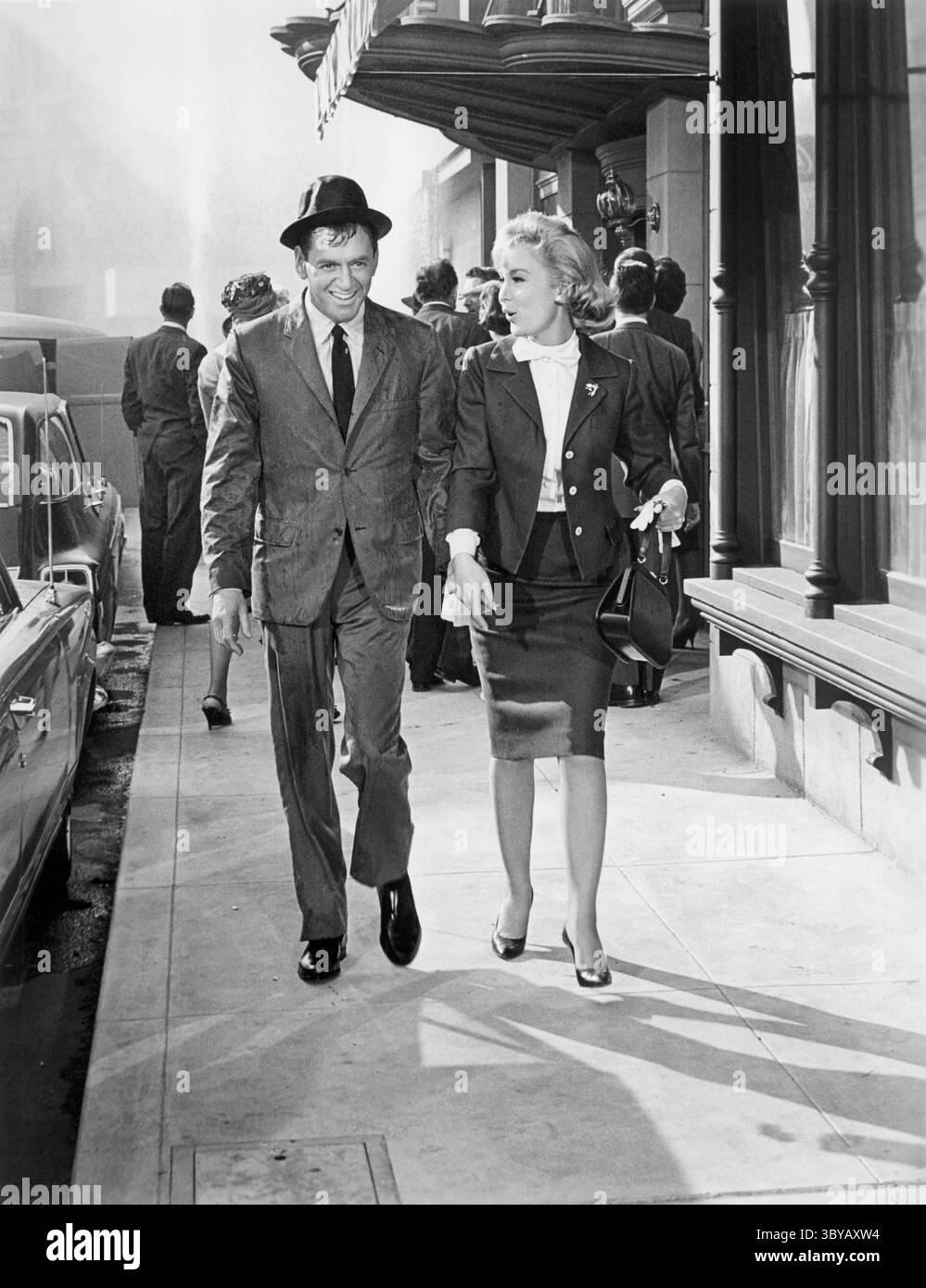 17 juillet 2020, États-Unis : Tony Randall, Barbara Eden, sur le plateau du film, ''la bouteille en laiton'', Universal Pictures, 1964 (crédit image : © JT Vintage/Glasshouse via ZUMA Press Wire) Banque D'Images