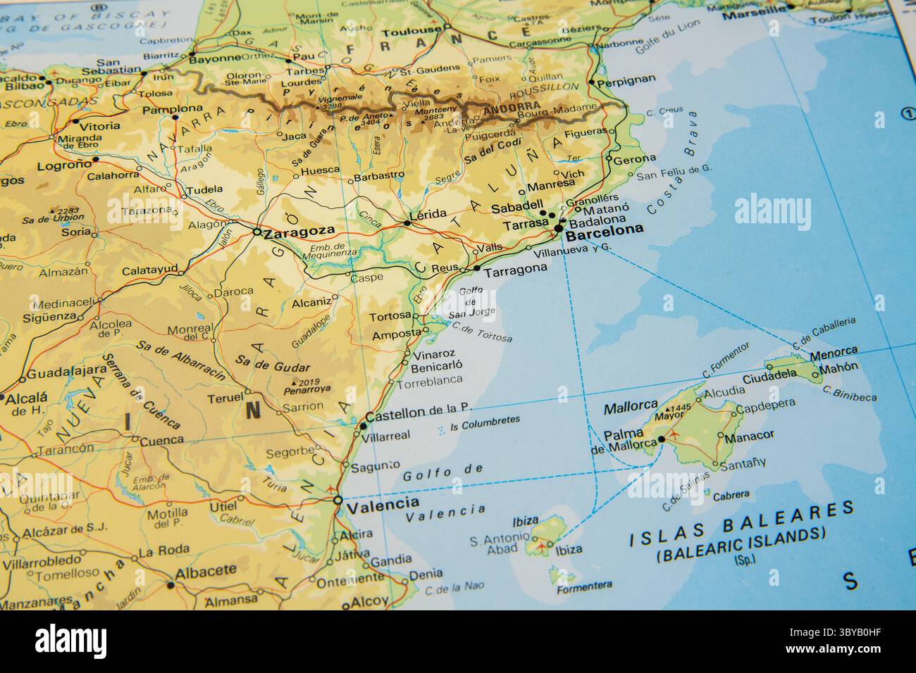 Une carte détaillée du nord-est de l'Espagne et du sud de la France, montrant des villes comme Barcelone, Valence et Saragosse, ainsi que l'île Baléares Banque D'Images