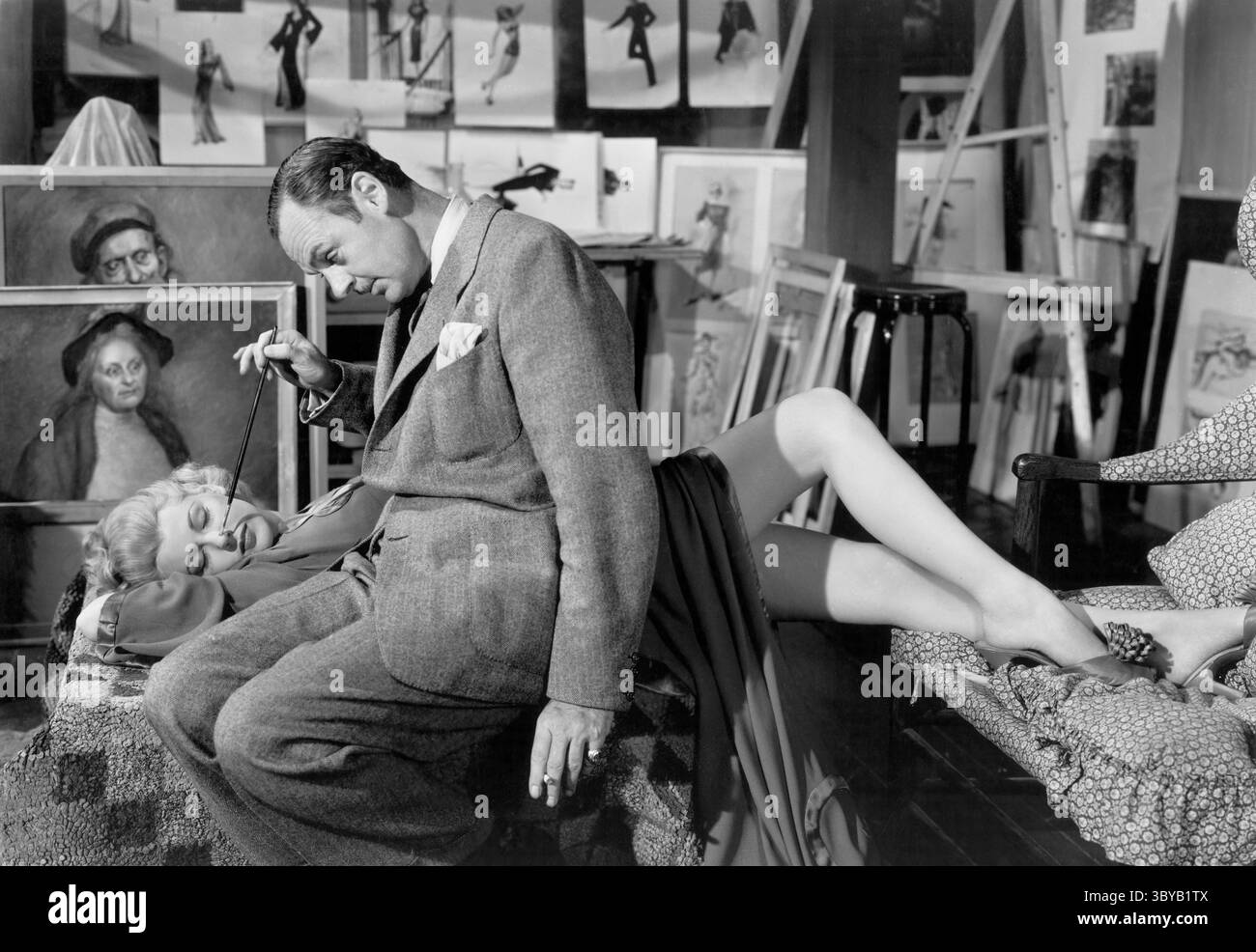 8 décembre 1944, Hollywood, Californie, États-Unis : MARIE MCDONALD, 21, comme Miriam couchant sur un entraîneur comme JEROME PALMER COWAN, 47, comme Mr. Hackett désamère son visage avec un pinceau, sur le plateau du film, ''Guest in the House'', film United Artists. Genre : Drama, film-Noir. Durée d'exécution : 121 minutes. INTRIGUE : une jeune femme manipulatrice emménage avec la famille de son fiancé et tourne un foyer heureux contre elle-même. (Crédit image : © United Artists via ZUMA Press Wire) Banque D'Images