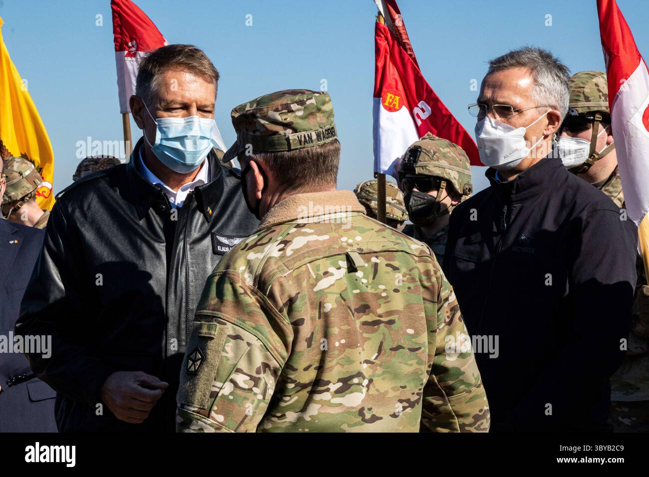 11 février 2022, Mihail Kogalniceanu, Roumanie : le président roumain Klaus Iohannis, à gauche, et le secrétaire général de l’OTAN Jens Stoltenberg, à droite, s’entretiennent avec le Major Gen. Matthew Van Wagenen, à la base aérienne de Mihail Kogalniceanu, le 11 février 2022 à Mihail Kogalniceanu, Roumanie. Des forces renforcées de l’OTAN ont été déployées en Europe de l’est pour dissuader l’agression russe contre l’Ukraine. (Crédit image : © SPC. Osvaldo Fuentes/Armée américaine/planète Pix via ZUMA Press Wire) Banque D'Images