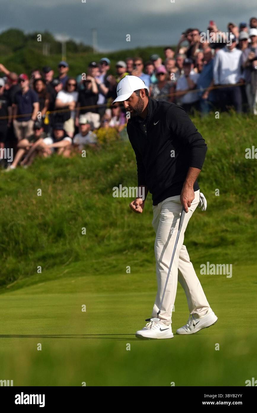 Scottie Scheffler, américain, réagit après avoir remporté le 11e green au cours de la troisième journée du 153e Open Championship à Royal Portrush dans le comté d'Antrim, en Irlande du Nord. Date de la photo : samedi 19 juillet 2025. Banque D'Images