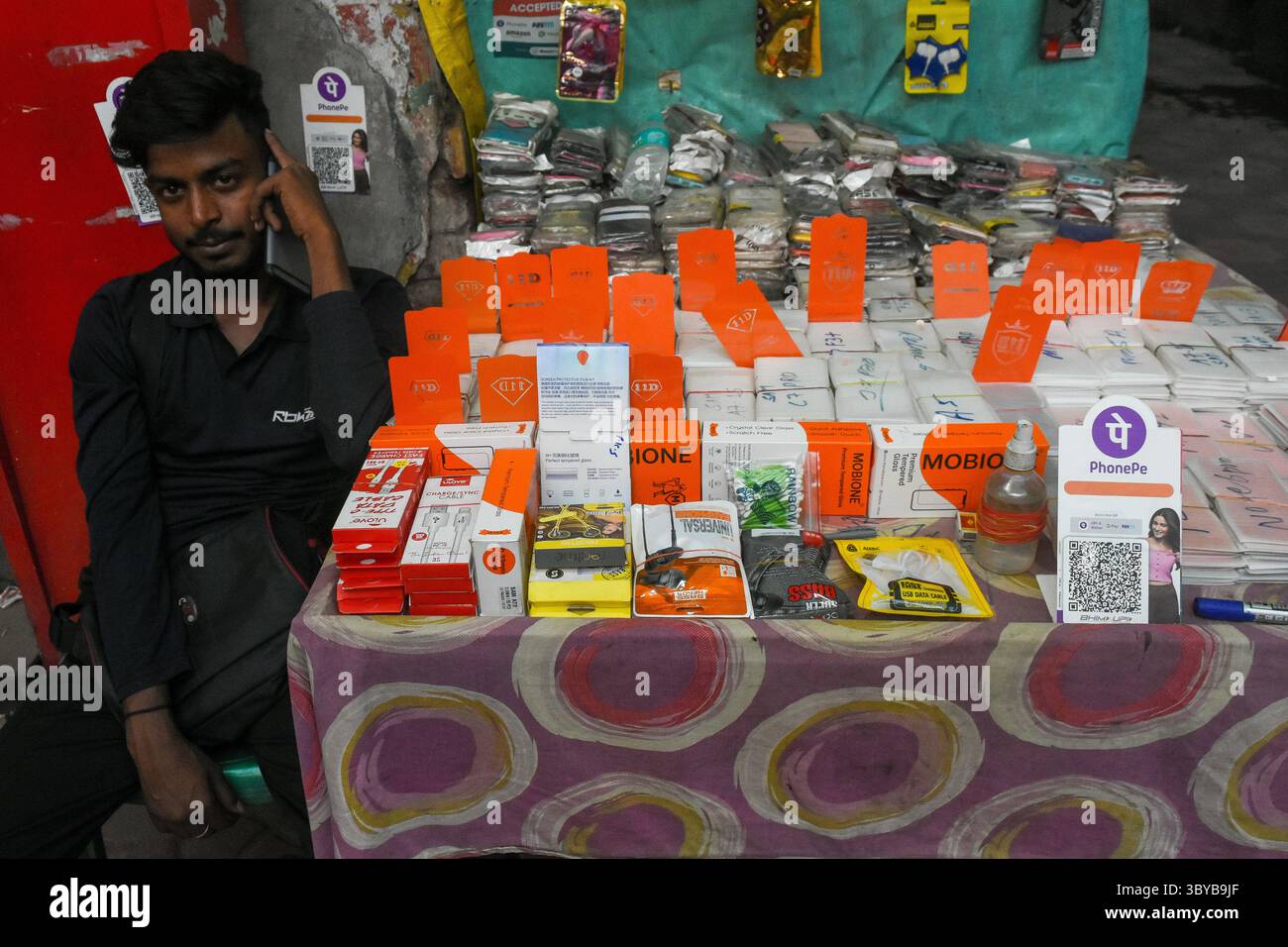 16 novembre 2021, Kolkata, Inde : un code QR PhonPe vu dans un magasin de rue à Kolkata, Inde , le 16 novembre 2021 . Les transactions de paiement numérique ont grimpé à plus de 100% en Inde pour atteindre 3,5 milliards de transactions en octobre 2021 , ce qui a entraîné un flux de trésorerie de plus de 6,3 trillions de roupies (image de crédit : © Debarchan Chatterjee/ZUMA Press Wire) Banque D'Images