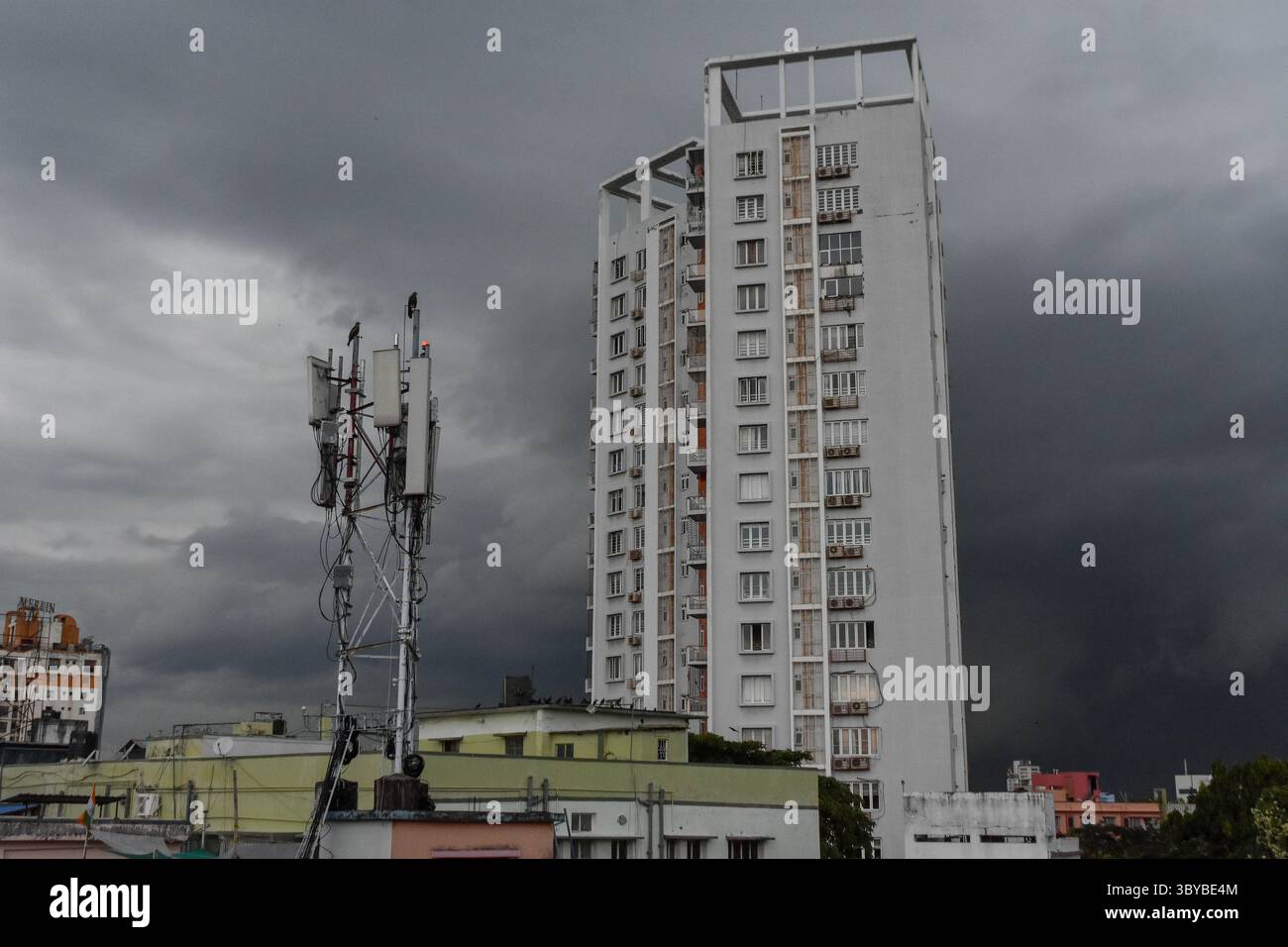 12 octobre 2022, Kolkata, Inde : une tour mobile Airtel comme vu à Kolkata , Inde , le 12 octobre 2022. Le gouvernement indien a lancé ses services 5G par Airtel et Jio dans de nombreuses villes métropolitaines , et maintenant en pourparlers avec le fabricant de smartphones pour pousser les mises à jour logicielles nécessaires à un rythme plus rapide pour prendre en charge le nouveau spectre dans les appareils 5G pris en charge dans le pays selon les médias. (Crédit image : © Debarchan Chatterjee/ZUMA Press Wire) Banque D'Images