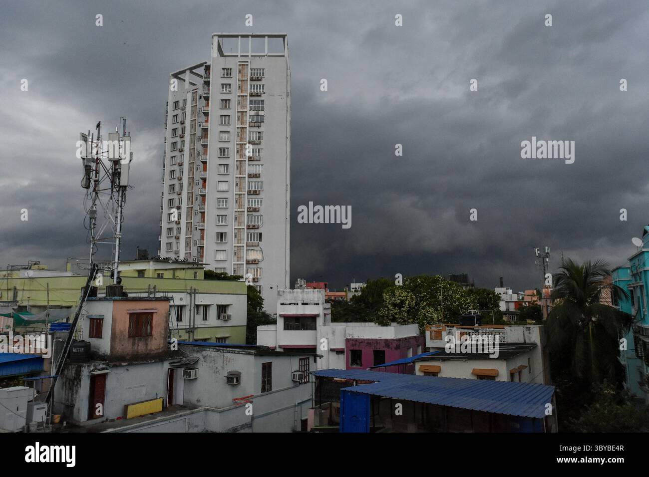 12 octobre 2022, Kolkata, Inde : une tour mobile Airtel comme vu à Kolkata , Inde , le 12 octobre 2022. Le gouvernement indien a lancé ses services 5G par Airtel et Jio dans de nombreuses villes métropolitaines , et maintenant en pourparlers avec le fabricant de smartphones pour pousser les mises à jour logicielles nécessaires à un rythme plus rapide pour prendre en charge le nouveau spectre dans les appareils 5G pris en charge dans le pays selon les médias. (Crédit image : © Debarchan Chatterjee/ZUMA Press Wire) Banque D'Images