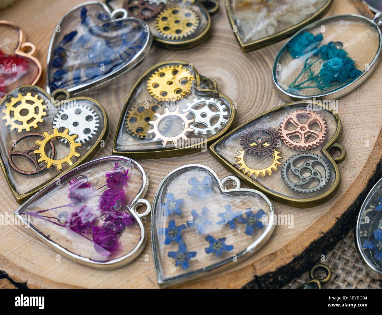 Lipetsk, Russie - 11 mai 2024 : pendentifs en résine époxy avec diverses garnitures Banque D'Images