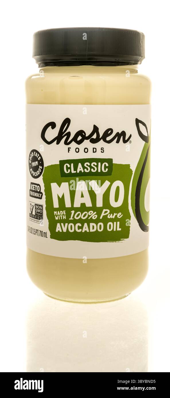 Winneconne, WI - 4 juillet 2025 : un pot d'aliments choisis Mayo classique fait avec de l'huile d'avocat pure 100 sur un fond isolé. Banque D'Images